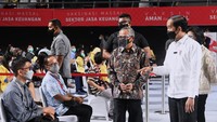 Pemerintah menyediakan 100 ribu dosis vaksin COVID-19 untuk sektor jasa keuangan dan tahap awal akan diberikan kepada 10.000 pelaku sektor jasa keuangan di Jakarta dan 1.000 pelaku industri jasa keuangan di sepuluh kota Kantor Regional dan Kantor OJK di daerah. ANTARA FOTO/HO/Setpres-Lukas