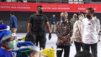 Presiden Joko Widodo (kanan) didampingi Ketua Dewan Komisioner OJK Wimboh Santoso (ketiga kanan) dan Menteri Keuangan Sri Mulyani (kedua kanan) meninjau pelaksanaan vaksinasi massal pelaku jasa keuangan di Tenis Indoor Senayan Jakarta, Rabu (16/6/2021). ANTARA FOTO/HO/Setpres-Lukas