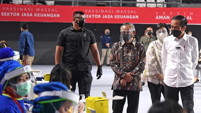 Presiden Joko Widodo (kedua kanan) didampingi Ketua Dewan Komisioner OJK Wimboh Santoso (ketiga kanan) dan Menteri Keuangan Sri Mulyani (kanan) meninjau pelaksanaan vaksinasi massal pelaku jasa keuangan di Tenis Indoor Senayan Jakarta, Rabu (16/6/2021). Pemerintah menyediakan 100 ribu dosis vaksin COVID-19 untuk sektor jasa keuangan dan tahap awal akan diberikan kepada 10.000 pelaku sektor jasa keuangan di Jakarta dan 1.000 pelaku industri jasa keuangan di sepuluh kota Kantor Regional dan Kantor OJK di daerah. ANTARA FOTO/HO/Setpres-Lukas/wpa/hp.
