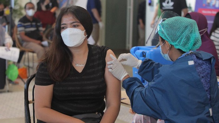 Karyawan  mendapatkan vaksin COVID-19 dalam acara Program Vaksinasi Gotong Royong untuk karyawan dan keluarganya, di Jakarta, Rabu (16/6/2021).  XL Axiata terus melakukan vaksinasi kepada karyawannya dan saat ini sudah 75% karyawan XL Axiata telah mendapatkan vaksin. ANTARA FOTO/ Reno Esnir/hp. *** Local Caption ***