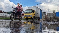 Sehari-hari, kawasan yang dipadati pergudangan dan pabrik tersebut dipenuhi kendaraan niaga seperti truk kontainer, truk engkel maupun kendaraan boks tertutup. 