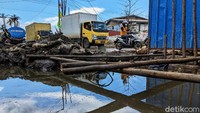 Para pengendara melintasi galian jaringan pipa air minum di Jl Benda Raya, Kamal, Jakarta Utara, Rabu (16/6/2021).