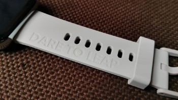 Strapnya cukup lebar dan nyaman dipakai pada tangan. Terdapat slogan bagi product baru Realme Dare To Leap. Foto: detikINET/Aisyah