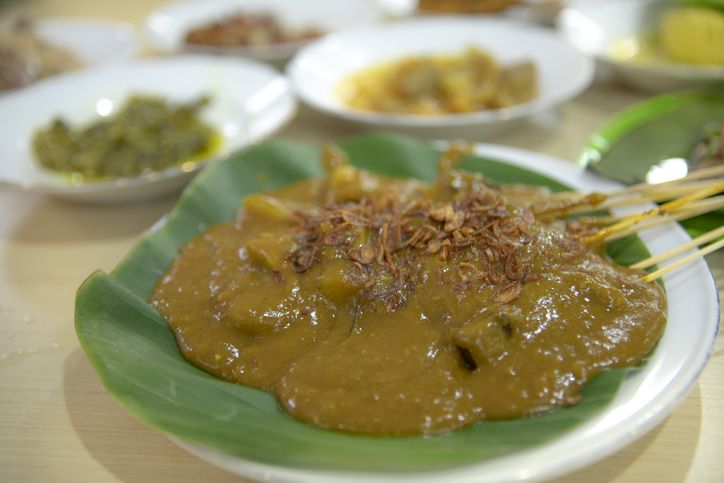 Lamak Bana! 5 Sate Padang di Jakarta yang Kuahnya Gurih Kental