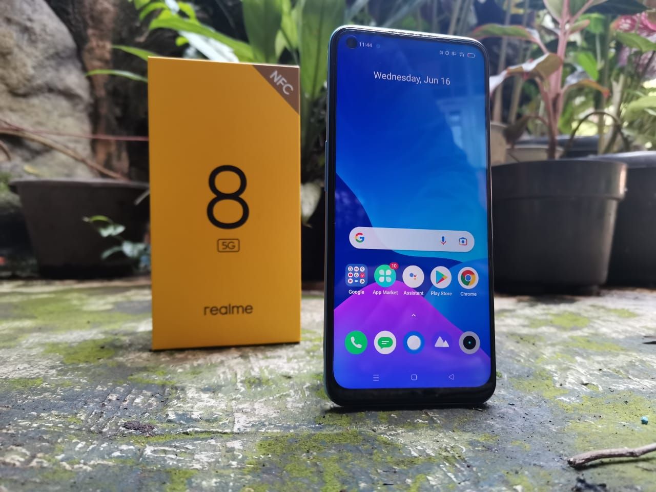 HP Realme 8 5G yang diluncurkan di Indonesia pada 16 Juni 2021. HP ini merupakan HP 5G dengan harga terjangkau.