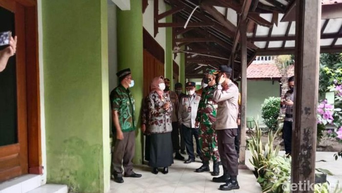 Rombongan Kapolda Jateng dan Pemkab Brebes meninjau salah satu tempat isolasi terpusat di Brebes, Rabu (16/6/2021).
