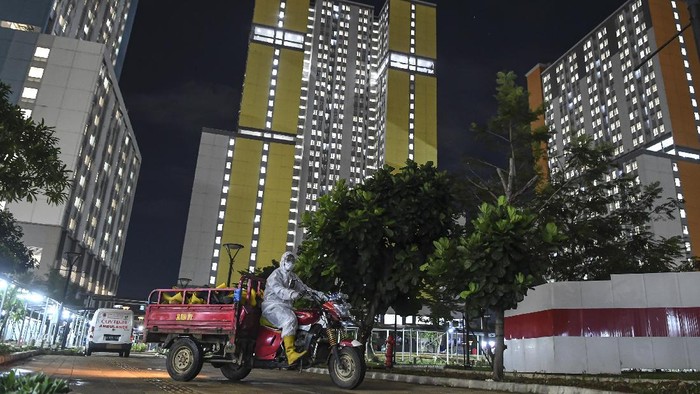 Seorang tenaga kesehatan membuang baju hazmat usai bertugas merawat pasien di Rumah Sakit Darurat COVID-19 (RSDC) Wisma Atlet Kemayoran, Jakarta, Selasa(15/6/2021). Menurut Koordinator RSDC Wisma Atlet Kemayoran Mayjen TNI Tugas Ratmono, pihaknya menambah jumlah kapasitas tempat tidur menjadi 7.394 dari 5.994 akibat tingginya penularan COVID-19 di wilayah DKI Jakarta dan sekitarnya. ANTARA FOTO/M Risyal Hidayat/nz