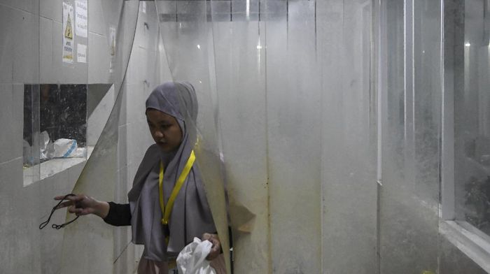 Seorang tenaga kesehatan membuang baju hazmat usai bertugas merawat pasien di Rumah Sakit Darurat COVID-19 (RSDC) Wisma Atlet Kemayoran, Jakarta, Selasa(15/6/2021). Menurut Koordinator RSDC Wisma Atlet Kemayoran Mayjen TNI Tugas Ratmono, pihaknya menambah jumlah kapasitas tempat tidur menjadi 7.394 dari 5.994 akibat tingginya penularan COVID-19 di wilayah DKI Jakarta dan sekitarnya. ANTARA FOTO/M Risyal Hidayat/nz