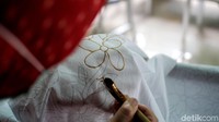 Ibu-ibu di kawasan tersebut mengisi waktu mereka dengan membatik.