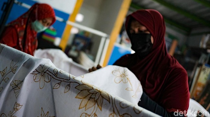 Sekelompok ibu-ibu di sudut Kota Tangerang mengisi waktu dengan membatik. Lewat batik tulis, mereka dapat berkreasi sekaligus penuhi kebutuhan hidup sehari-hari