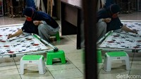 Farah menyebut Sanggar Batik Kembang Mayang berfokus pada edukasi batik tulis. Namun pada saat tertentu mereka juga mengerjakan pesanan batik tulis.  