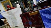 Batik tulis yang dikerjakan para ibu di sanggar tersebut merupakan pesanan dari berbagai pihak. Seperti batik tulis yang tengah dikerjakan oleh ibu-ibu ini yang merupakan pesanan salah satu anak perusahaan BUMN yang memiliki kantor cabang di Kabupaten Tangerang.