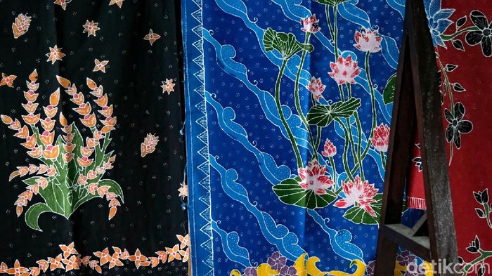 Saat Emak-emak di Tangerang Berkarya Lewat Batik Tulis Sekelompok ibu-ibu di sudut Kota Tangerang mengisi waktu dengan membatik. Lewat batik tulis, mereka dapat berkreasi sekaligus penuhi kebutuhan hidup sehari-hari