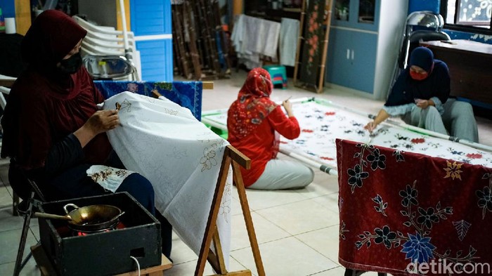 Sekelompok ibu-ibu di sudut Kota Tangerang mengisi waktu dengan membatik. Lewat batik tulis, mereka dapat berkreasi sekaligus penuhi kebutuhan hidup sehari-hari