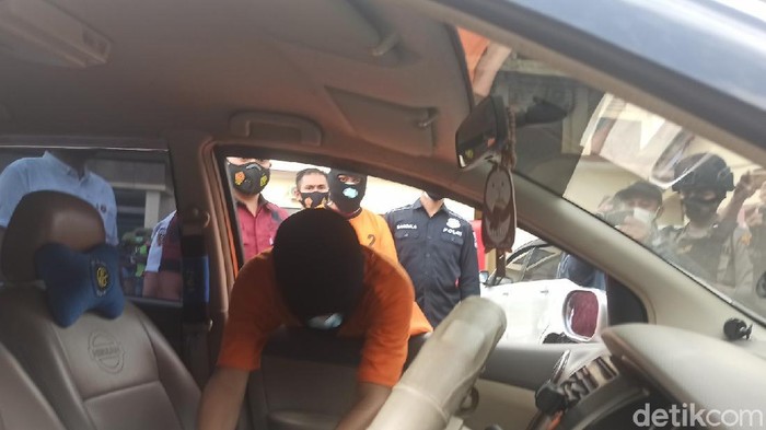 Salah satu tersangka maling pecah kaca mobil saat reka adegan di Mapolres Demak, Rabu (16/6/2021)