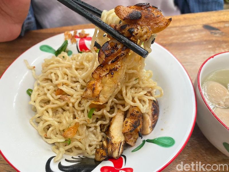 Sedjuk: Lezatnya Bakmi Ayam Oven dan Es Kopi di 'Gang' SCBD