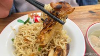 Bakmi ayam makin enak dengan pelengkap dua bakso dan dua pangsit ayam. Isian pangsitnya padat dan banyak, benar-benar puaskan selera!