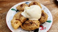 Kalau mau ngemil manis, Pisang Goreng Aren in The Sky (Rp 33 ribu) ini layak dicoba. Pisang goreng tepungnya manis empuk dengan topping es krim vanilla.