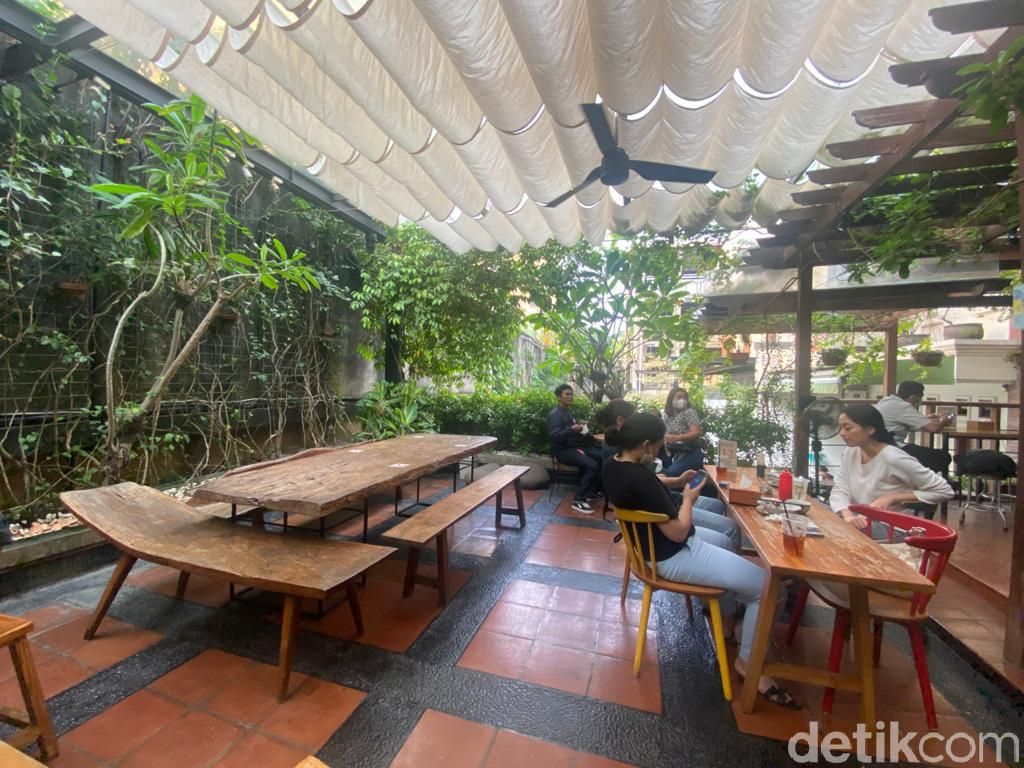 Sedjuk: Lezatnya Bakmi Ayam Oven dan Es Kopi di 'Gang' SCBD