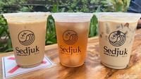 Tak lengkap rasanya ke Sedjuk Bakmi tanpa mencicipi minuman mereka. Ada Sedjuk Kopi (Rp 25 ribu) yang kental dan creamy. Ada juga pilihan Cincau Sedjuk dan es teh leci yang menyegarkan.