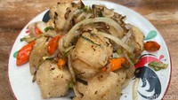 Mau ngemil gurih? Sedjuk Bakmi punya Tahu Lada Garam (Rp 27 ribu) yang pedas enak.