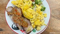 Untuk penggemar nasi, cobalah Rice Bowl Se’i Sapi Sambal Kecombrang (Rp 57 ribu) di sini. Porsinya besar dan mantap.