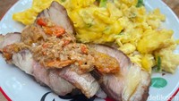 Primadonanya adalah daging asap yang diolesi sambal kecombrang. Sambalnya pedas menggigit dengan sedikit rasa dan aroma kecombrang yang khas.