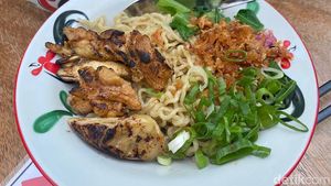 Menikmati Bakmi Ayam Oven Enak di Gang Tersembunyi SCBD