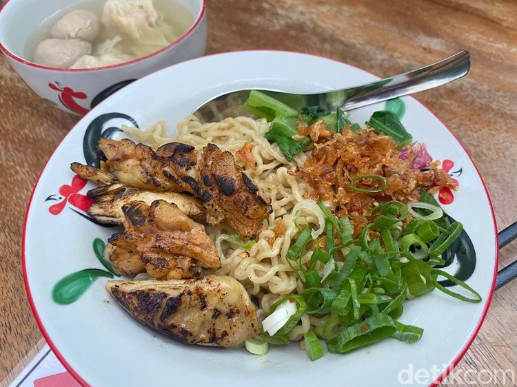 Menikmati Bakmi Ayam Oven Enak di Gang Tersembunyi SCBD