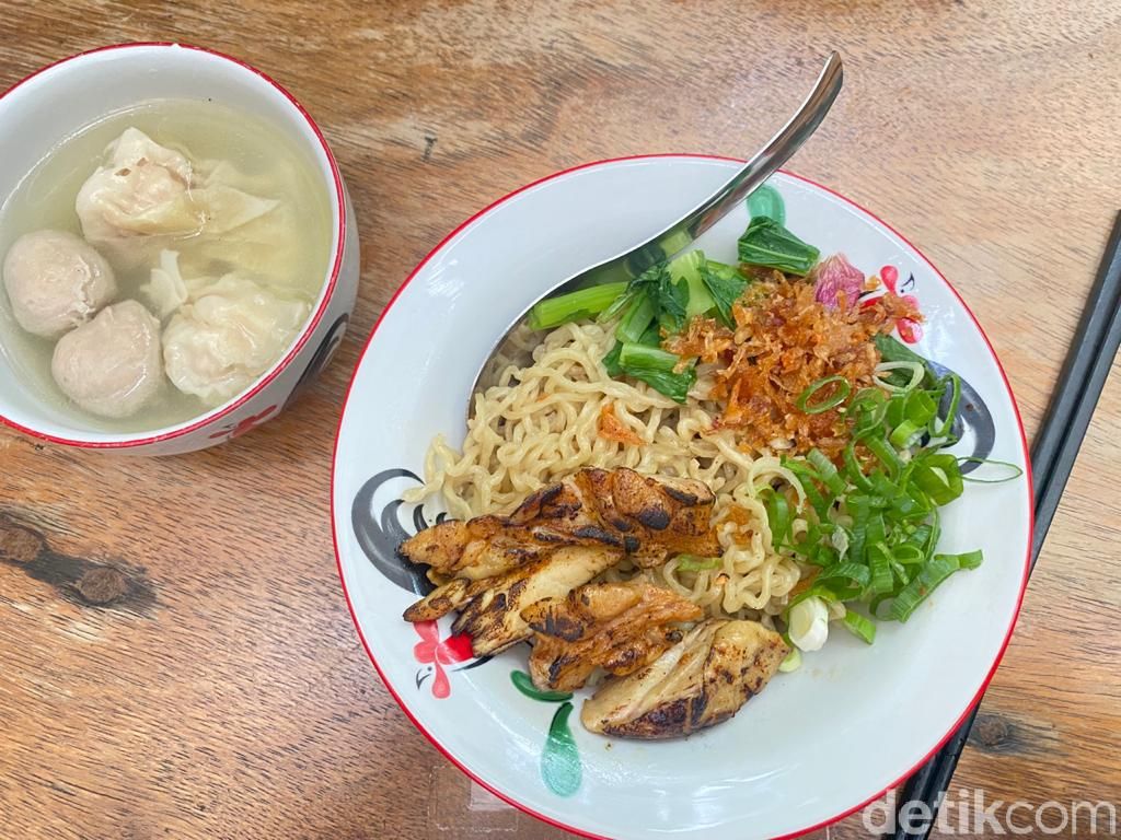 Sedjuk: Lezatnya Bakmi Ayam Oven dan Es Kopi di 'Gang' SCBD