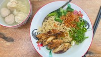 Ini dia menu andalan Sedjuk Bakmi. Bakmi Ayam Oven Komplit (Rp 40 ribu). Toppingnya lembaran ayam oven yang gurih juicy.