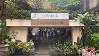 Tempat makan bakmi enak ini bernama Sedjuk Bakmi & Kopi SCBD. Lokasinya di Jalan Tulodong Bawah X Nomor 18, SCBD.