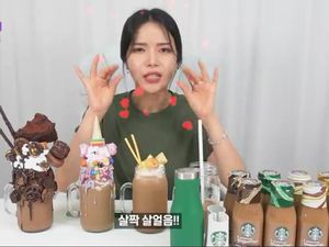 Gagalkan Diet, Solar MAMAMOO Mukbang Frappuccino 10 Ribu Kalori!