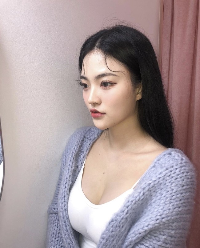 “Bismillah badan kayak somyi,” “Personel DIA selalu bikin oleng,” “Body goals banget badass juga,” “Gilak kaget image dia kan selama ini cute gt,” “iri bgt sama badannya,” ujar sejumlah netizen Indonesia. Foto: dok. Instagram somsom_o0o