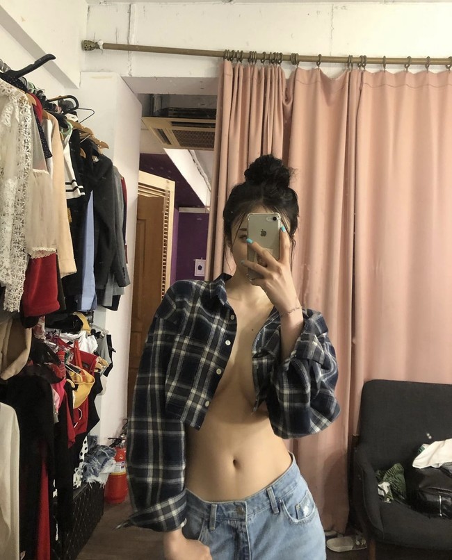Penggemar terpukau melihat tubuh langsing Somyi DIA dalam balutan kemeja crop top bermotif kotak-kotak. Mereka semakin histeris lantaran pemilik nama lengkap Ahn Somyi itu tak menggunakan bra dalam fotonya. Foto: dok. Instagram somsom_o0o