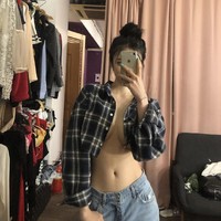 Penggemar terpukau melihat tubuh langsing Somyi DIA dalam balutan kemeja crop top bermotif kotak-kotak. Mereka semakin histeris lantaran pemilik nama lengkap Ahn Somyi itu tak menggunakan bra dalam fotonya. Foto: dok. Instagram somsom_o0o