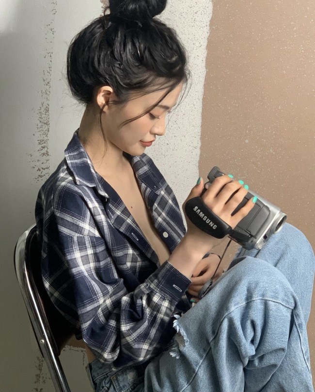 Foto ini ternyata diabadikan Somyi DIA saat berada di lokasi pemotretan FM Studio. Dalam caption-nya, lulusan SOPA ini mengaku gugup karena baru pertama kali mengekspos tubuhnya untuk pemotretan body profile. Foto: dok. Instagram somsom_o0o