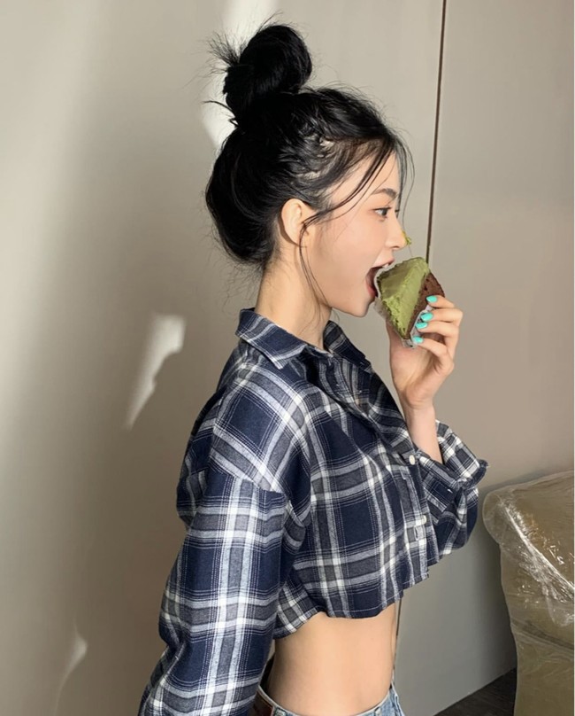 Baru-baru ini, Somyi DIA memamerkan foto dirinya yang sukses membentuk tubuh dengan berolahraga. Maknae grup DIA itu dilatih oleh seorang personal trainer bernama Juho Kim hingga berhasil punya perut rata. Foto: dok. Instagram somsom_o0o