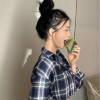 Baru-baru ini, Somyi DIA memamerkan foto dirinya yang sukses membentuk tubuh dengan berolahraga. Maknae grup DIA itu dilatih oleh seorang personal trainer bernama Juho Kim hingga berhasil punya perut rata. Foto: dok. Instagram somsom_o0o