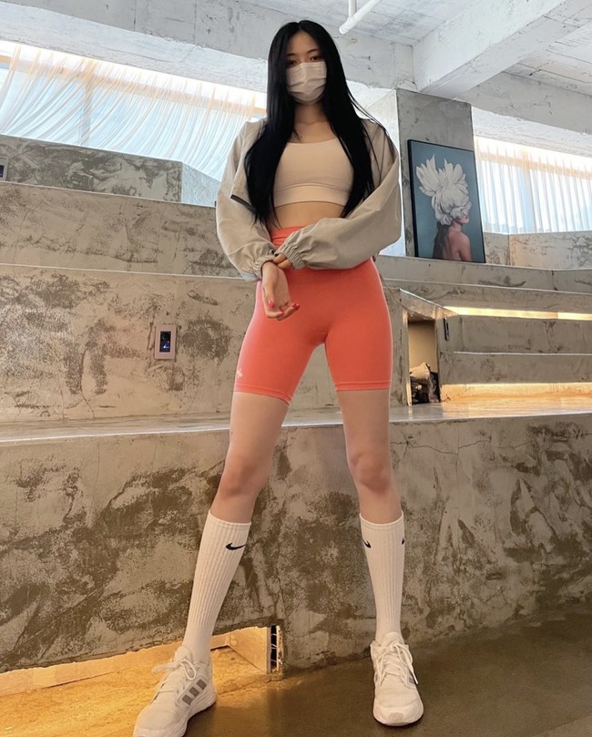 Somyi sendiri tengah hiatus dari aktivitasnya sebagai idol KPop. Ia dan Chaeyeon tak berpartisipasi dalam comeback terbaru DIA pada 2020 saat merilis lagu ‘Hug U’. Kontestan The Unit ini pun rutin nge-gym. Foto: dok. Instagram somsom_o0o