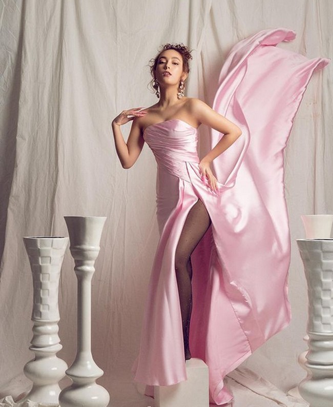 Wanita berwajah blasteran itu memang memiliki darah Jerman dari sang ayah. Inilah penampilannya menggunakan gaun pink dalam sebuah pemotretan. Foto: dok. Instagram/@sonia_alyssa