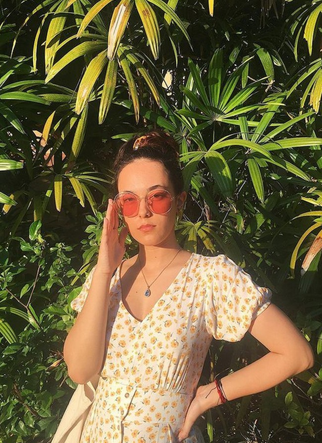 Penampilan Sonia dengan floral dress, kacamata dengan lensa merah bisa jadi inspirasi penampilan untuk liburan.  Foto: dok. Instagram/@sonia_alyssa