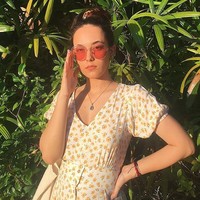 Penampilan Sonia dengan floral dress, kacamata dengan lensa merah bisa jadi inspirasi penampilan untuk liburan.  Foto: dok. Instagram/@sonia_alyssa