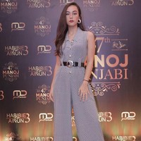 Sonia tampil cantik dengan jumpsuit polkadot. Dia menambahkan anting bulat untuk memberikan kesan vintage. Foto: dok. Instagram/@sonia_alyssa