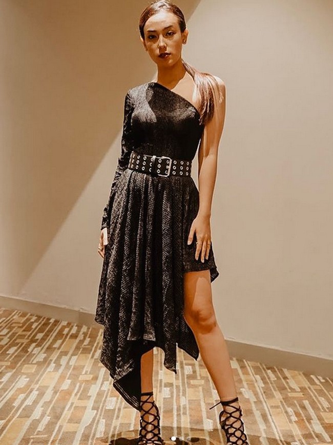 Sementara ketika tampil ke acara formal, penampilan gadis 21 tahun itu pun langsung cetar. Seperi saat datang ke gala premier film Rasuk, Sonia menggunakan dress berpotongan one-shoulder yang dipadukan dengan gladiator heels. Foto: dok. Instagram/@sonia_alyssa