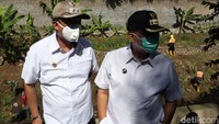 Wali Kota Bandung Oded M Danial didampingi Wakil Wali Kota Bandung Yana Mulyana tampak meninjau langsung penataan bantaran sungai yang sebelumnya berdiri rumah-rumah warga tersebut.  