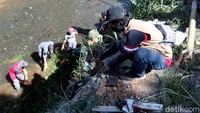 Selain melakukan penataan, petugas DPU Kota Bandung bersama Satgas Citarum Harum Sektor 22 juga membersihkan sampah dan rumput liar dialiran Sungai Cidurian.