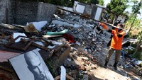 Sebanyak 131 rumah di bantaran Sungai Cidurian yang berada di Kecamatan Antapani, Kota Bandung, Jawa Barat, ditertibkan, Rabu (16/6/2021).  