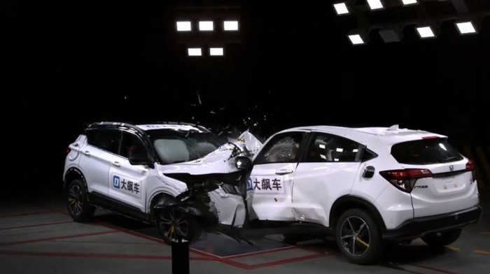 Uji Tabrak Honda HR-V Vs Mobil China