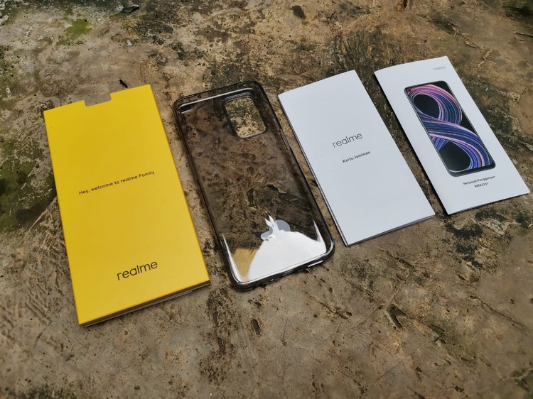 Foto unboxing Realme 8 5G. Realme 8 5G resmi masuk Indonesia pada peluncuran 16 Juni 2021. Perangkat ini akan menjadi HP 5G dengan harga terjangkau. Realme 8 5G dipatok harga Rp juta.

Kali ini, detikINET berkesempatan untuk mengulas ponsel Realme 8 5G dengan RAM 8 GB. Sebagai informasi, Realme 8 5G dibekali chipset Dimensity 700 5G Processor. Dalam box, Realme menyertakan silicon case, 18W quick charge, kabel USB Type-C, buku panduan, kartu garansi, dan SIM ejector.